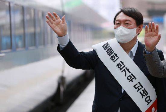 국민의힘 대권주자인 윤석열 전 검찰총장이 추석 연휴를 맞아 19일 오전 서울역 승강장에서 열차에 오른 귀성객들을 향해 손을 흔들어 인사하고 있다. 2021.9.19 [이미지출처=연합뉴스]