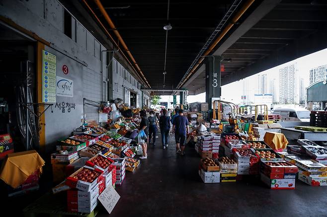 추석 연휴가 시작된 가운데 19일 오후 집단감염이 발생한 서울 송파구 가락농수산물종합도매시장이 한산한 모습이다. /뉴시스