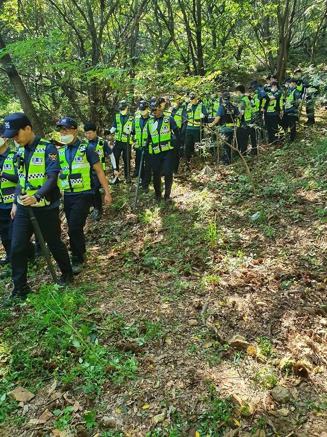 19일 실종 3개월여 만에 숨진 채 발견된 40대 김모씨가 발견된 전남 순천시 해룡면 야산에서 수색 활동을 하는 경찰./전남경찰청