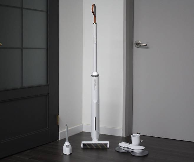 삼성 비스포크 슬림 무선청소기의 전체 무게는 2.4㎏으로 경쟁 제품과 비슷하지만, 모터를 제품 하단으로 내리면서 손목에 가해지는 무게 부담을 1㎏ 이하로 낮췄다. /윤진우 기자