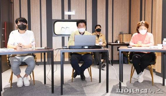 임병택 시흥시장(가운데) 18일 청년의날 기념 제1기 시흥시 청년 서포즈단 간담회 주재. 사진제공=시흥시