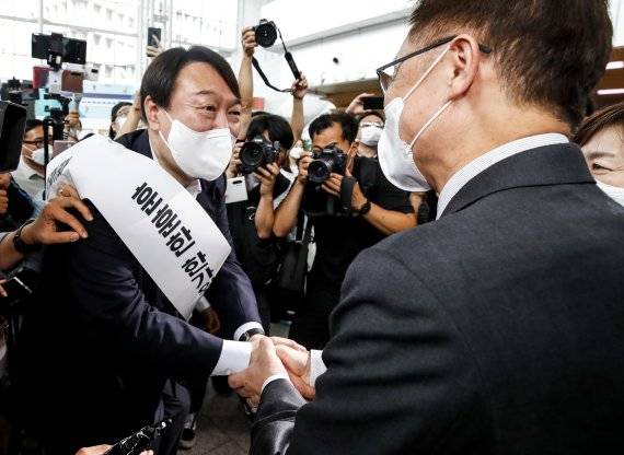 [서울=뉴시스] 정병혁 기자 = 윤석열 국민의힘 대선 경선 예비후보와 최재형 후보가 19일 오전 서울 중구 서울역 대합실에서 인사를 나누고 있다. 2021.09.19. jhope@newsis.com <저작권자ⓒ 공감언론 뉴시스통신사. 무단전재-재배포 금지.> /사진=뉴시스화상