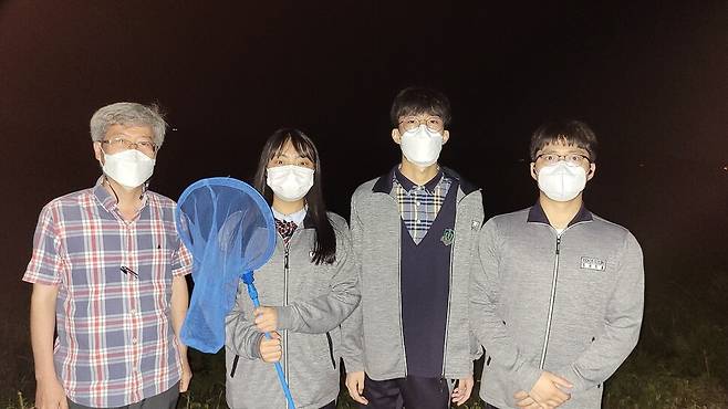 경기 파주시 문산수억고 환경동아리인 ‘해바라기’의 교사와 학생들이 지난 15일 저녁 문산읍 마정리 들판에서 반딧불이 탐사활동을 하고 있다.