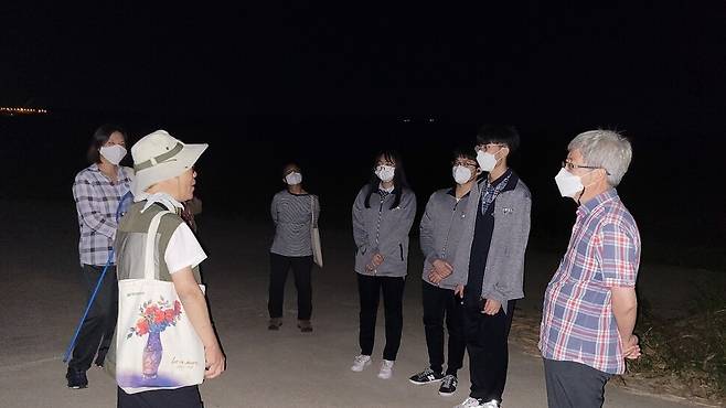 노현기 ‘임진강~DMZ 생태보전 시민대책위원회’ 집행위원장(왼쪽)이 지난 15일 오후 8시께 경기 파주시 문산읍 마정리 들판에서 반딧불이에 대한 설명을 하고 있다.