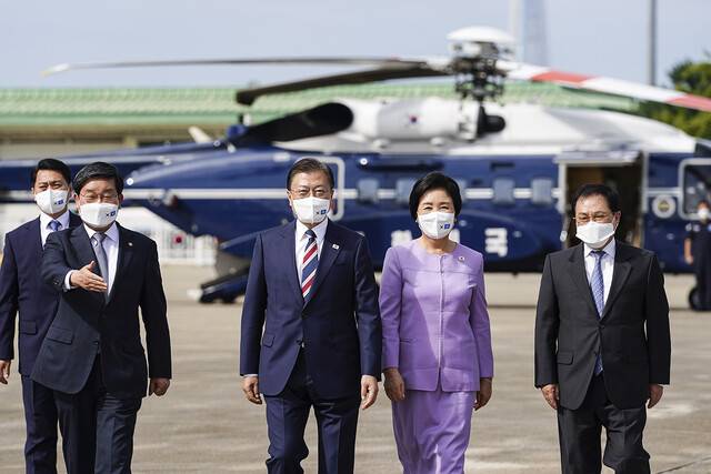 문재인 대통령과 김정숙 여사가 19일 출국을 위해 헬기에서 내려 공군1호기로 향하고 있다. 청와대 제공