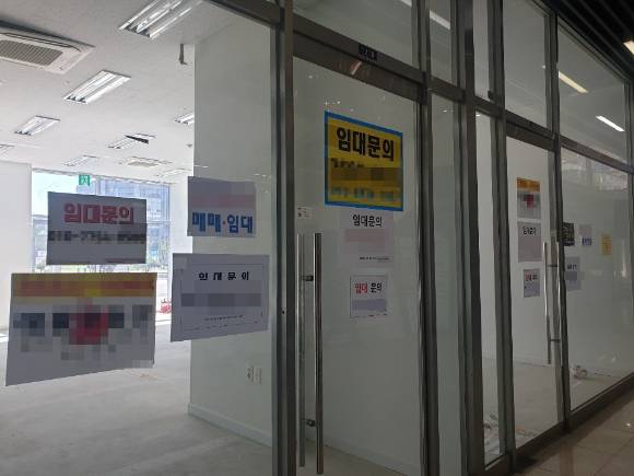 중소벤처기업부가 중·저신용 소상공인에 대한 특례보증 지원 대상을 확대했다. 사진은 서울 시내 지하철역 인근 상가가 비어 있는 모습. [사진=박은경 기자]