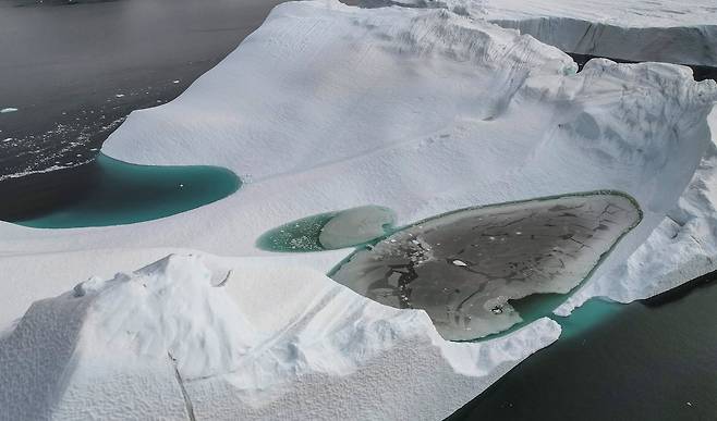 빙산이 녹은 물이 빙산에 고여 있다. 로이터=연합뉴스