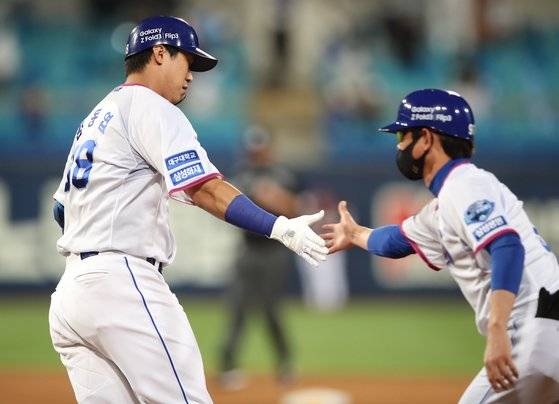 지난 16일 대구 KIA전에서 홈런을 때려낸 김동엽이 1루를 돌고 있다. [사진 삼성 라이온즈]