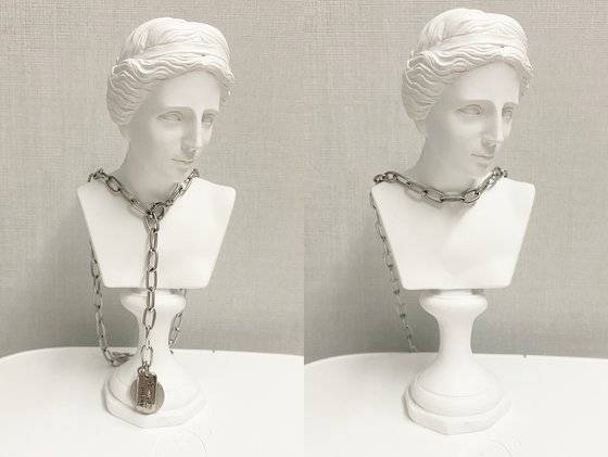 목걸이로 할 경우 잠금장치와 펜던트를 앞으로 내려서 연출해도, 되고 뒤로 넘겨도 된다. 어떻게 연출하느냐에 따라 분위기가 확 달라져 다양한 스타일을 만들 수 있다. [사진 박세미]