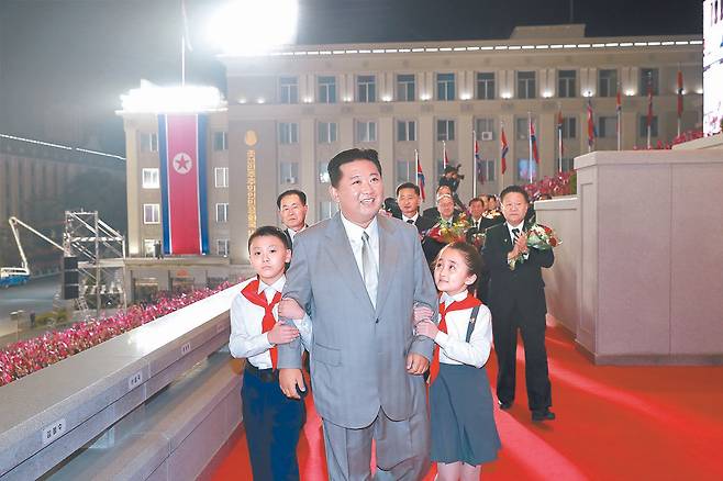 북한 노동당 기관지 노동신문은 9일 정권수립일(9·9절) 73주년 기념 ‘민간 및 안전무력 열병식’을 진행했다고 보도했다. 열병식은 평양 김일성광장에서 이날 0시에 시작했다. 사진은 소년단원과 함께 입장하는 김정은 국무위원장. 평양 노동신문=뉴스1