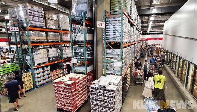 19일 창고형 매장인 코스트코 양재점에서 고객들이 넓은 매장을 돌며 상품을 구매하고 있다.