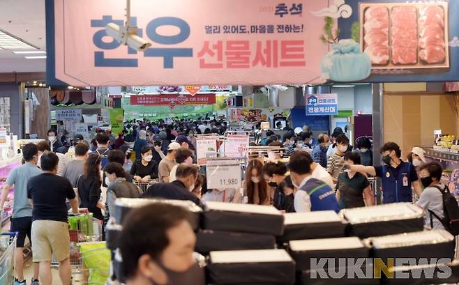 19일 오전 농식품 전문매장 농협하나로마트 양재점(서초동 소재)에서 시민들이 추석선물세트를 고르고 있다.