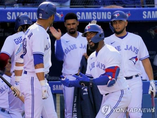 
스리런 홈런 치고 기뻐하는 에르난데스(가운데)
[USA 투데이/로이터=연합뉴스]