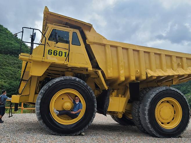 바퀴에 쏙 들어가 인생샷 남기기. 대형 암석 운반용 85톤 트럭을 쌍용측이 국민들을 위해 기부했다.