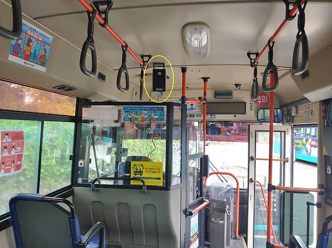 코로나19 자동방역기(노란색 원)가 설치된 여수시내버스 내부. (사진=여수시청 제공) *재판매 및 DB 금지
