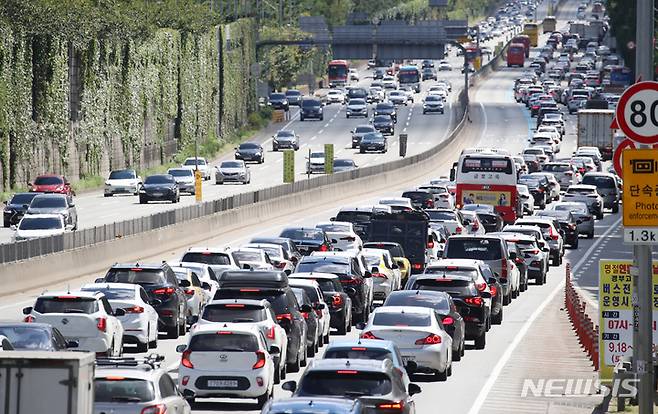 [서울=뉴시스] 조성우 기자 = 추석 연휴 첫날인 18일 오후 서울 잠원IC 인근 경부고속도로 하행선(오른쪽)이 정체를 빚고 있다. 2021.09.18. xconfind@newsis.com