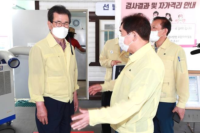 [진천=뉴시스] 강신욱 기자 = 이시종(왼쪽) 충북도지사가 19일 진천군보건소 선별진료소를 방문해 송기섭(오른쪽) 진천군수로부터 방역 진행상황을 듣고 있다. 이 지사는 이날 추석 연휴를 반납하고 일선방역 현장에서 헌신하는 의료진과 공무원들을 격려했다. (사진=충북도 제공) 2021.09.19. photo@newsis.com  *재판매 및 DB 금지