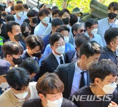 [구미=뉴시스] 박홍식 기자 = 19일 경북 구미 박정희 전 대통령 생가를 찾은 국민의힘 대선주자인 유승민 전 의원이 우리공화당 당원과 박근혜 전 대통령 지지자들의 강한 반발속에 추모관으로 들어가고 있다. 2021.09.19 phs6431@newsis.com