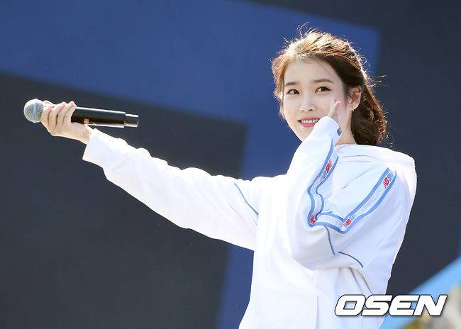 [OSEN=곽영래 기자]아이유가 무대를 선보이고 있다. 180909/ youngrae@osen.co.kr