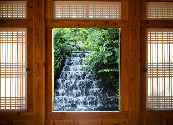 청운문학도서관 폭포