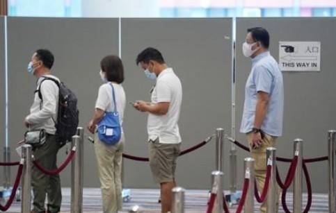 19일 홍콩에서 선거인단 선거가 진행된 가운데 유권자들이 투표소 앞에 줄을 선 모습. 신화=연합뉴스