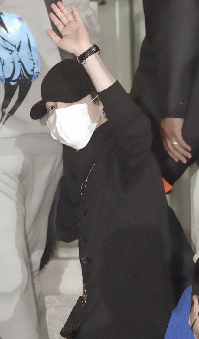 'FASHION ICON JIMIN' 방탄소년단 지민, 퍼펙트 모델핏 올블랙 공항패션..'지민 스키니' 열광