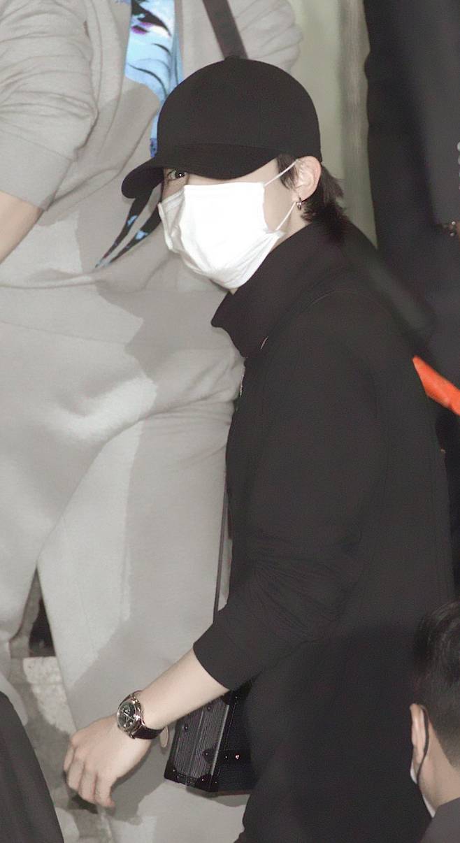 'FASHION ICON JIMIN' 방탄소년단 지민, 퍼펙트 모델핏 올블랙 공항패션..'지민 스키니' 열광