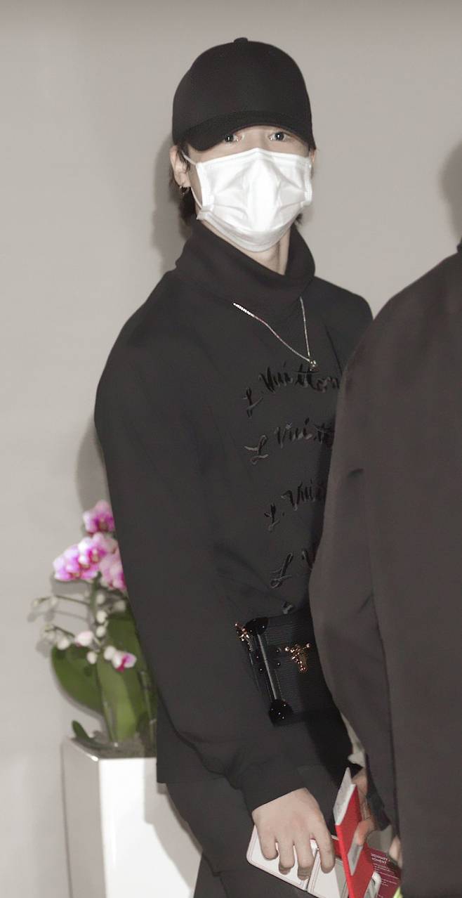 'FASHION ICON JIMIN' 방탄소년단 지민, 퍼펙트 모델핏 올블랙 공항패션..'지민 스키니' 열광
