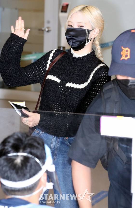그룹 블랙핑크 로제가 미국 일정을 마치고 19일 오후 인천국제공항을 통해 입국하고 있다. 2021.09.19 / 사진=임성균 기자 tjsrbs23@