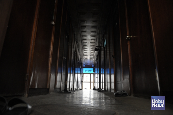 주거빈곤 아동가구가 개별적으로 겪는 어려움과 문제를 해결하기 위해 다양한 정책에 대한 고민이 필요하다. ©초록우산어린이재단