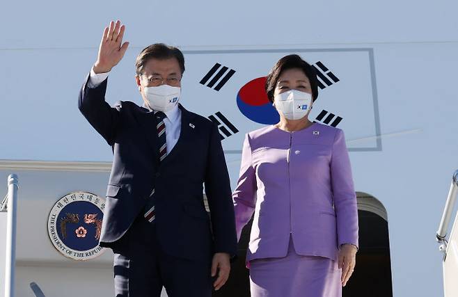 제76차 유엔총회 고위급 회의 참석차 미국을 방문한 문재인 대통령이 19일 오후(현지시간) 부인 김정숙 여사와 뉴욕 JFK공항에 도착해 공군1호기에서 손을 흔들어 인사하고 있다. (사진=연합뉴스)