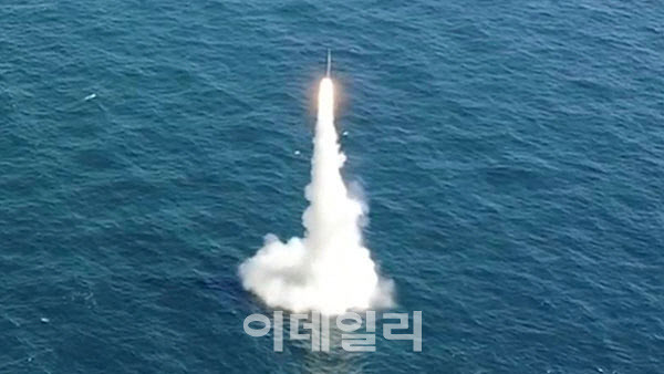 우리나라가 자체 개발한 잠수함발사탄도미사일(SLBM)의 잠수함 발사시험이 15일 국내 최초로 성공했다. . 사진은 15일 도산안창호함에 탑재돼 수중에서 발사되는 SLBM 발사 모습.(사진-국방부 제공)