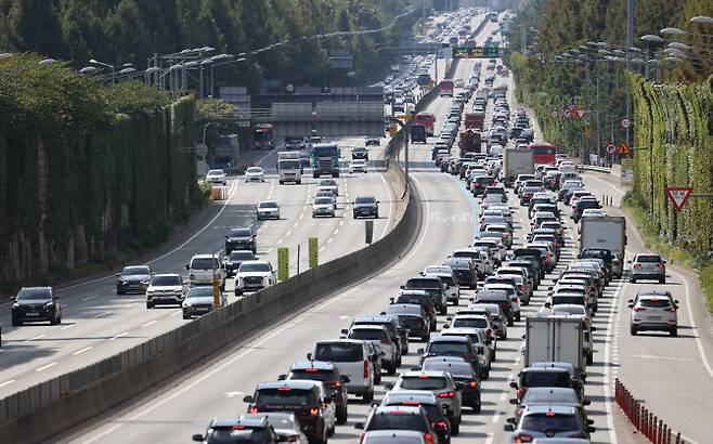 추석 전날인 20일 오전 서울 서초구 잠원IC에서 바라본 경부고속도로 상(왼쪽)·하행선의 모습. 귀성 차량들로 하행선이 붐비고 있다. (사진= 연합뉴스)