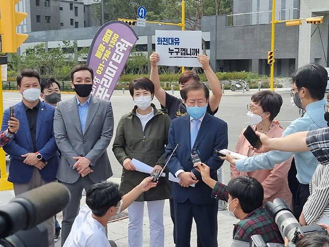 국민의힘 대선주자 홍준표 의원이 20일 경기도 성남시 대장동 택지개발 현장에서 기자들의 질의에 답하고 있다.(사진=홍준표 의원 페이스북)