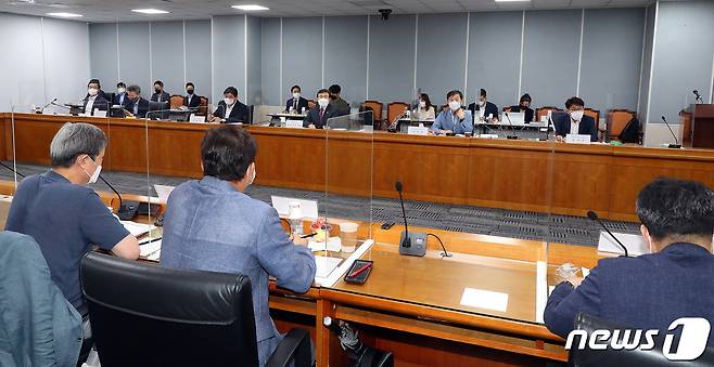 권덕철 보건복지부 장관이 25일 전북 전주 국민연금공단본부에서 열린 제8차 국민연금기금운용위원회에서 발언하고 있다. (보건복지부 제공) 2021.8.25/뉴스1