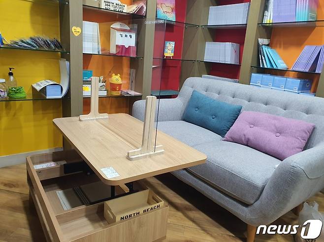 지난 10일 성매매 경험 당사자이자 반성매매 활동가인 봄날(가명)과 인터뷰를 진행한 서울 성북구 여성인권센터 '보다'. 봄날은 카메라에 자신을 드러내지 않았다. © 뉴스1 강수련 기자