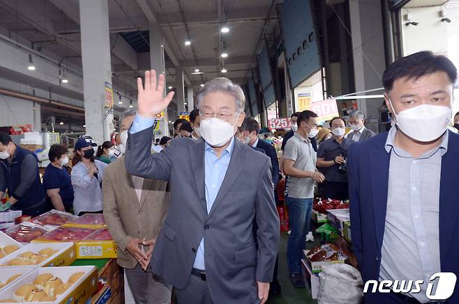 더불어민주당 대권 주자인 이재명 경기도지사가 추석 연휴 첫날인 18일 오후 광주 서부 농수산물도매시장 청과물동을 찾아 지지자들과 인사를 나누고 있다. © News1 정다움 기자