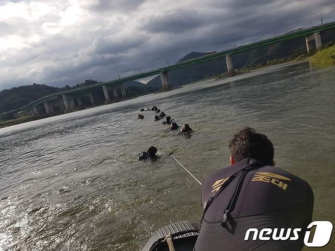 소방당국이 금강에서 A씨를 수색하고 있다.(독자 제공)© 뉴스1 © 뉴스1