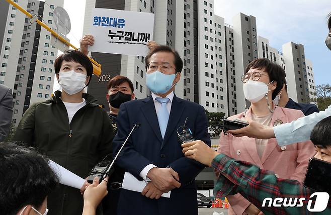 홍준표 국민의힘 대선 경선후보가 20일 오전 경기도 성남시 대장동 대장지구를 방문해 개발현장을 살펴보며 발언을 하고 있다. 2021.9.20/뉴스1 © News1 박세연 기자