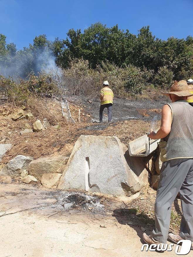 (강화=뉴스1) 정진욱 기자 = 20일 오전 11시 54분쯤 인천시 강화군 화도면의 한 야산에서 불이 나 임야 1650㎡를 태웠다. 소방당국이 화재를 진압하고 있다.(강화소방서 제공)2021.9.20/뉴스1 © News1 정진욱 기자