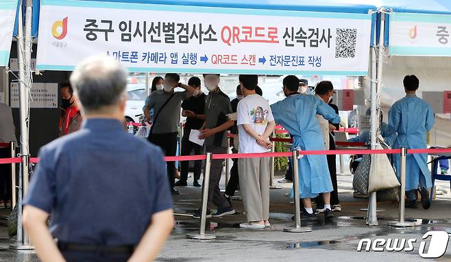 추석 연휴 셋째 날인 20일 오전 서울 중구 서울역 선별진료소에서 의료진과 근무자들이 검사를 받기 위해 온 시민들을 안내하고 있다. 질병관리청 중앙방역대책본부는 20일 0시 기준 신종 코로나바이러스 감염증(코로나19) 신규 확진자가 전날 대비 305명 감소한 1605명 발생했다고 밝혔다. 전날(1천910명)보다 305명 줄었으나, 일요일 확진자(발표일 기준 월요일)로는 국내 코로나19 사태 이후 최다 기록이다.2021.9.20/뉴스1 © News1 김진환 기자