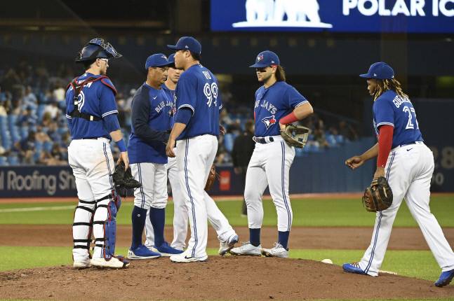 토론토 찰리 몬토요 감독이 18일 미네소타 트윈스전에서 3회 2개의 홈런을 허용한 류현진으로부터 볼을 건네 받고 있다. 토론토(캐나다)|AP연합뉴스