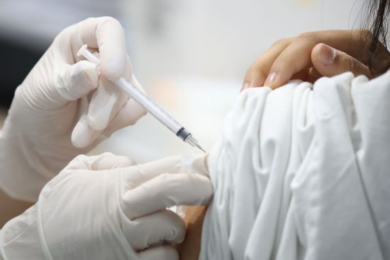 지난 7일 오후 서울 마포구민체육센터에 마련된 코로나19 예방접종센터에서 의료진이 화이자 백신을 접종하고 있다. [사진=연합뉴스]