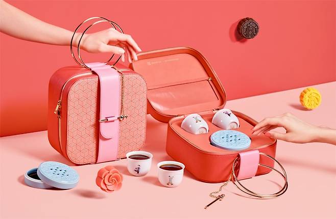 스타벅스가 에르메스 계열 브랜드 샹샤(上下·Shang Xia)와 손 잡고 출시한 23만원짜리 추석 월병 세트.