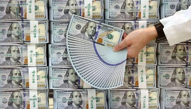 3일 오전 서울 중구 을지로 하나은행 본점 위변조방지센터에서 관계자가 달러화를 정리하고 있다. /연합뉴스