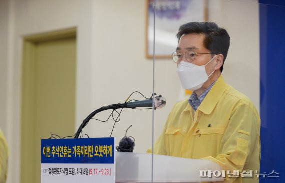 임태봉 제주도 보건복지여성국장이 20일 제주도청 삼다홀에서 사회적 거리두기 단계 하향 조정에 따른 온라인 브리핑을 하고 있다. [제주도 제공]