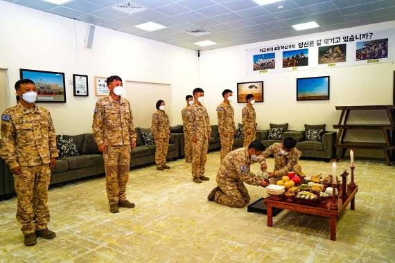 추석을 맞아 합동차례를 지내는 아크부대 장병들. 사진=합참 제공