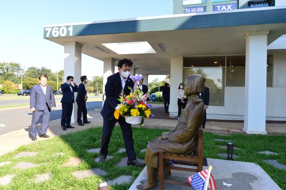 (서울=뉴스1) 김진환 기자 = 송영길 더불어민주당 대표가 19일(현지시간) 버지니아 애난데일에 위치한 평화의 소녀상의 손을 어루만지고 있다. (더불어민주당 제공) 2021.9.20/뉴스1 /사진=뉴스1화상