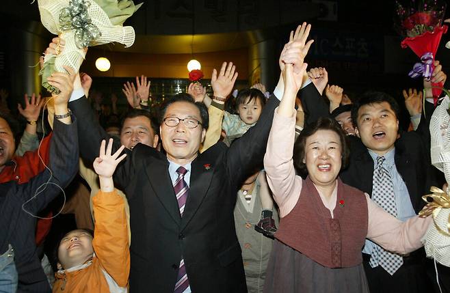 17대 총선이 치러진 2004년 4월15일 저녁, 국회의원 당선 기쁨을 나누는 민주노동당 권영길 대표. 한겨레 이정용 기자