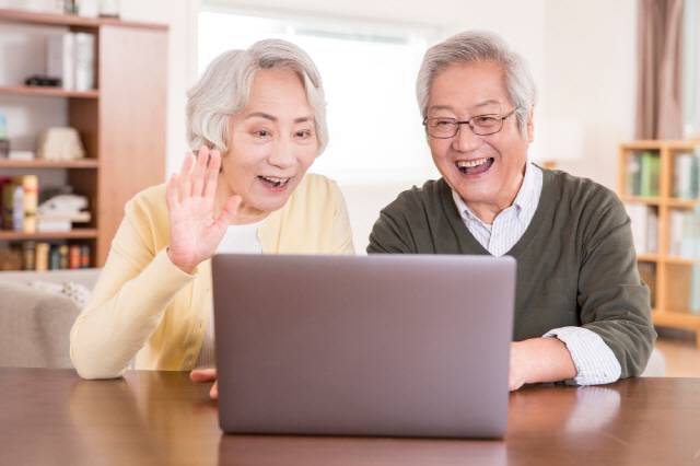 부모님을 직접 못 뵈었더라도 영상통화로 건강 상태를 여쭤보자./사진=클립아트코리아